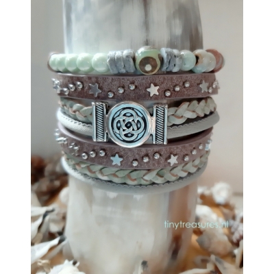 wikkelarmband in sage groen en taupe wikkelarmband in sage groen en taupe